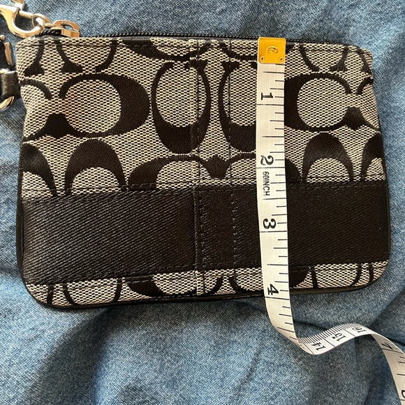 New w/out tags Coach wristlet - Picture 7 of 7